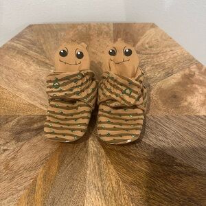 Robeez Snap on baby booties size 6-12 baby Groot EUC Marvel